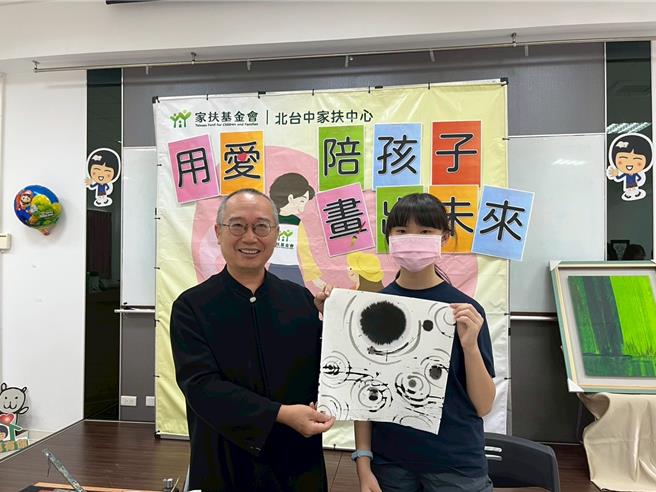 陳正隆跟小真共同創作水墨畫。（李京昇攝）