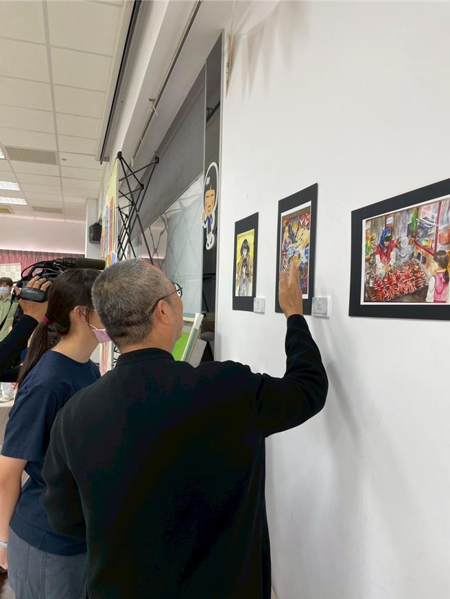 陳正隆和大家一起欣賞畫作。（李京昇攝）