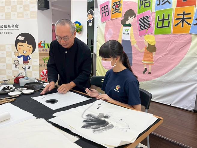 陳正隆與小真一起畫畫。（李京昇攝）