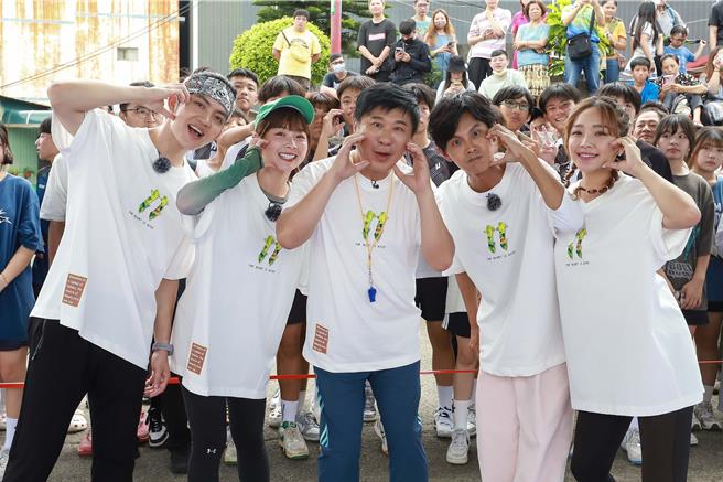 胡瓜（中）感谢观眾对他的信任。（读者文摘提供）