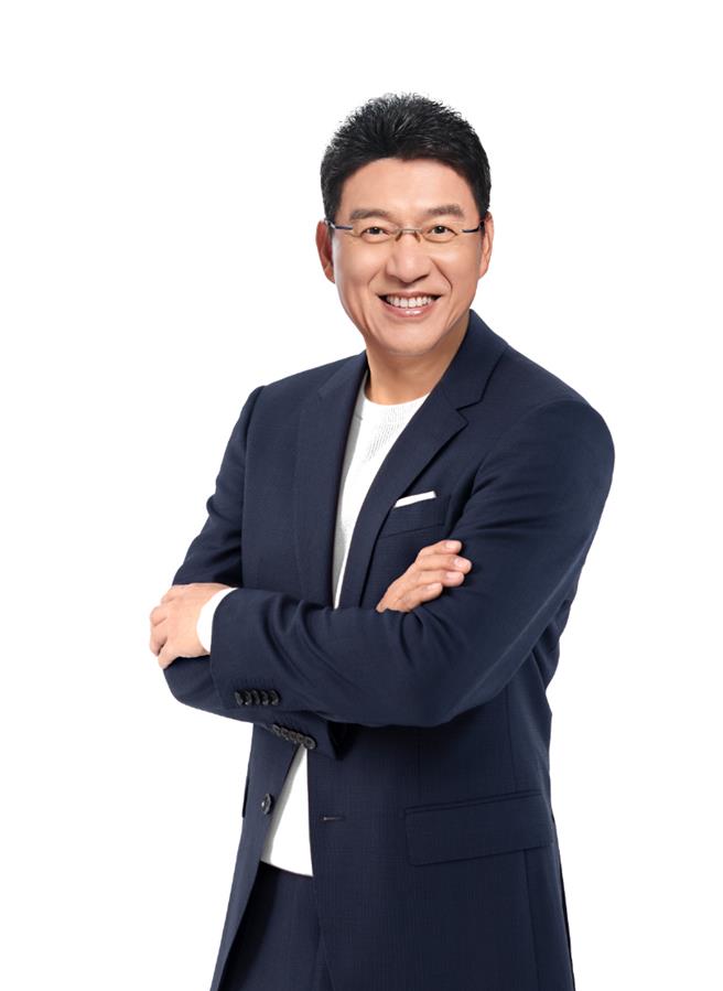 谢震武连续12年夺得「最受信赖新闻时事节目主持人」。（读者文摘提供）