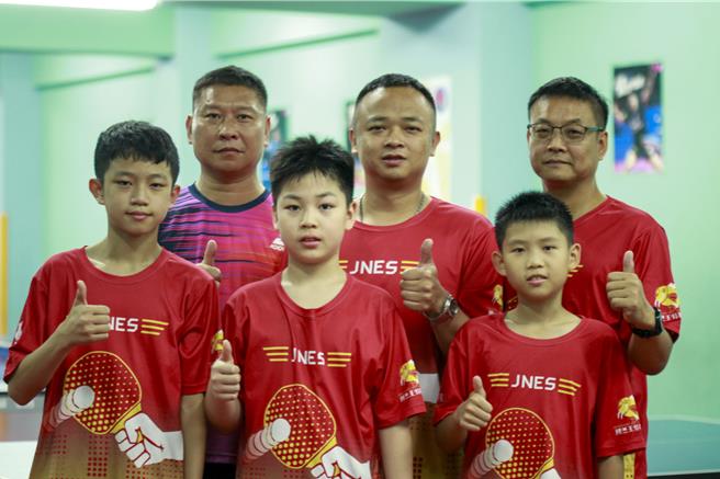 苗栗县照南国小长期致力推广桌球运动，近期国桌球少年排名赛及自由杯全国桌球锦标赛中表现优异，何奉恩(前右二)与苏昱中(前右一)双双当选U11男子少年国手。（吕丽甄摄）