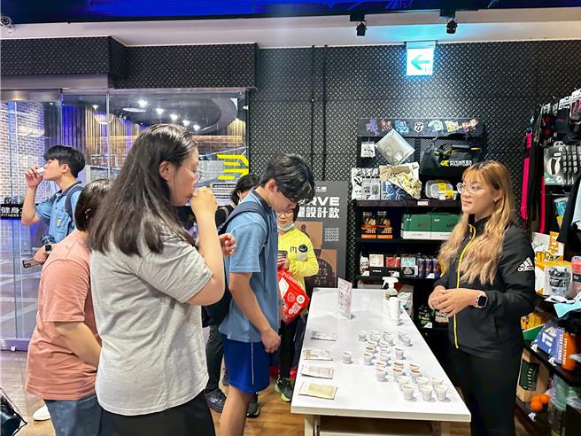 桃园市青年事务局推出「求职应援，相约桃园」职场对接计画，集结上百家企业、上千个职缺，并搭配AI职能培训课程与履歷健诊等资源，协助青年掌握职涯方向。（姜霏摄）