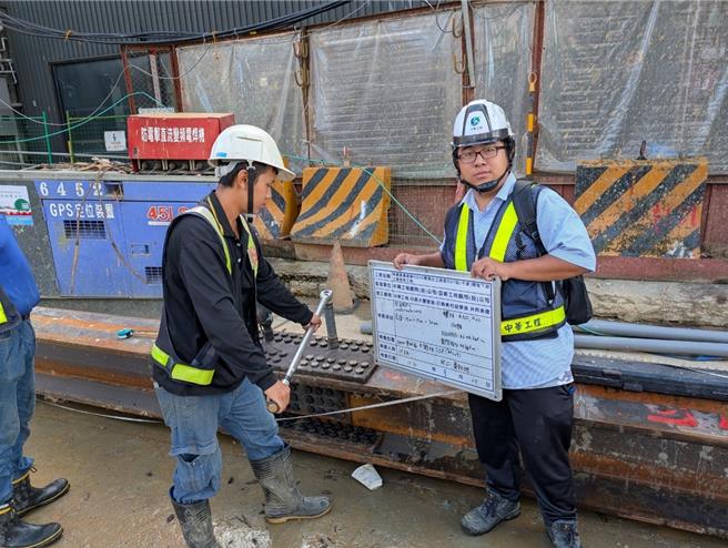 桃园市青年事务局推出「求职应援，相约桃园」职场对接计画，集结上百家企业、上千个职缺，并搭配AI职能培训课程与履歷健诊等资源，协助青年掌握职涯方向。（姜霏摄）