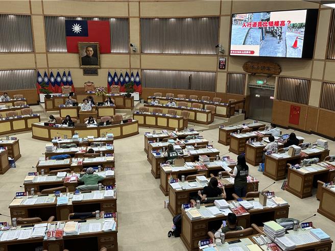 议员山田摩衣接获民眾反映，实地会勘后发现阳明街239号、247号皆有此问题，要求市府尽速提出改善对策。（高钧麟摄）