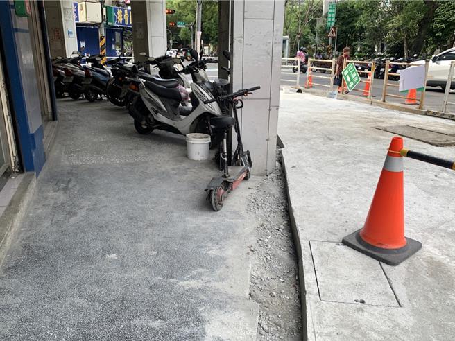 现场人行道高度明显高于骑楼，恐影响住户排水与通行安全。（议员山田摩衣提供）