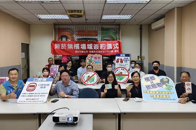 苗栗县头份市卫生所27日与台达化学工业股份有限公司头份厂共同签署「职场无菸无槟 员工健康加分」合作备忘录。（头份卫生所提供／吕丽甄苗栗传真）