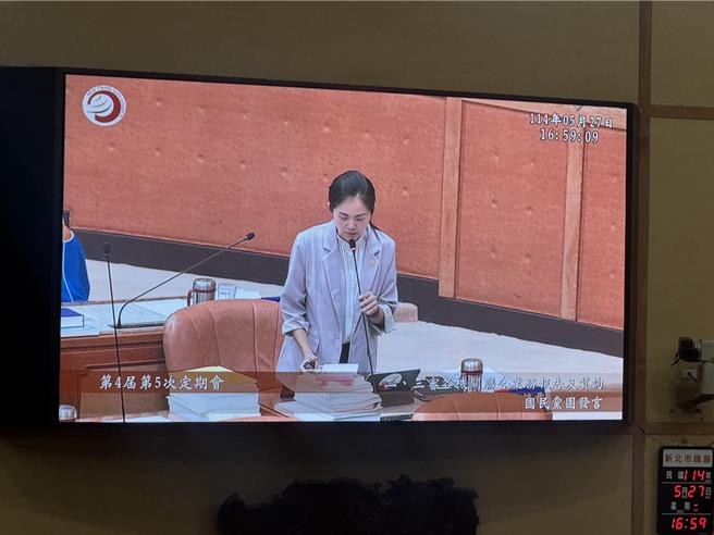 78岁余姓老翁19日在新北市三峡区北大国小旁开车衝撞人群酿成3死12伤。新北市议员洪佳君今（27）日在议会质询指出，三峡车祸后或许有些民眾对路桥的想法会改变，认为市府在评估路桥是否拆除上应谨慎评估。（柯毓庭摄）