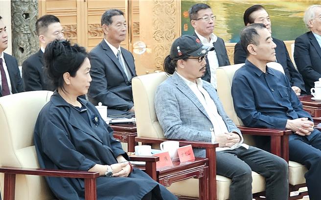 大陆全国政协主席王沪寧27日会见参加近日举办文化、媒体两场峰会的代表，作词人方文山（前排左2）与歌手齐豫（前排左1）与会出席。（吴泓勋摄）