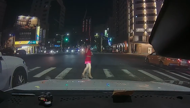 有驾驶日前开车遇到行人闯红灯。（图／翻摄自八卦村 - 行车纪录器影片上传中心）