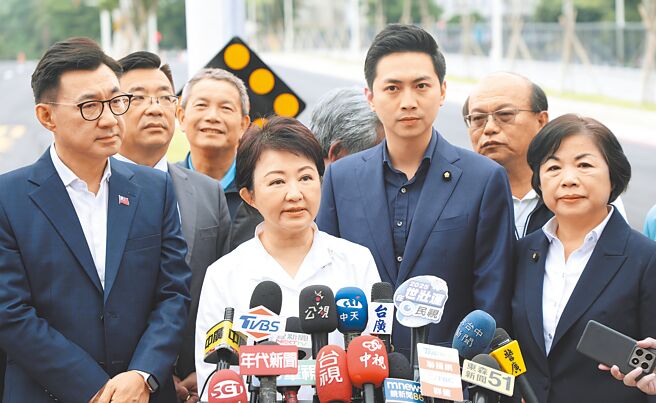 台中市长卢秀燕（中）26日质疑中央用骯脏的电救援，呼吁赶快调整能源政策。（陈淑娥摄）