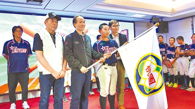 桃園市少棒代表隊將代表台灣出征2025年美國小馬聯盟亞太區少棒錦標賽，桃園市教育局長劉仲成（前排左二）26日親自授旗表揚，盼選手們再創佳績。（姜霏攝）