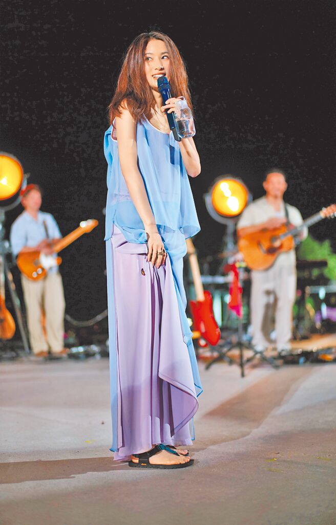 田馥甄24日在埔里演出，甲虫飞进裙子里。（何乐音乐提供）