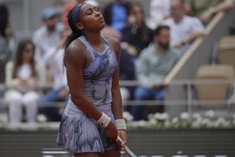 法網》有夠迷糊！美國一姐高芙上場才發現忘記帶球拍