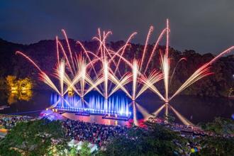 碧潭水舞一骑来 水花火花烟花SHOW起来