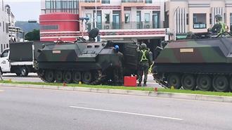 等红灯遇装甲车「顾路」 不知情驾驶排队傻等