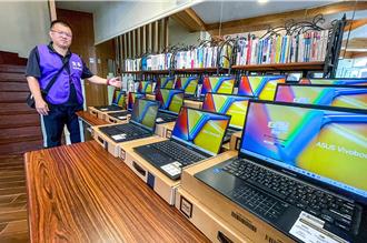 宜蘭秀春基金會送暖 捐贈53台筆電助清寒學子圓夢