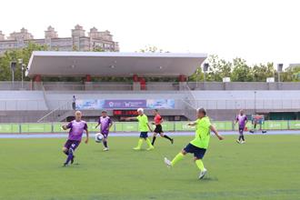 世壯運足球賽新竹開踢 國腳讚草皮場地優 6旬老將展球場風采