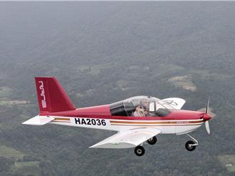 彈頭帶愛女飛上花東天空　送輕航機之旅實現飛行員夢