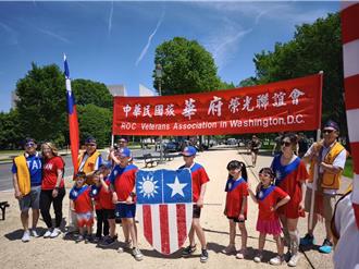 參加美陣亡將士紀念日遊行  駐美組長劉慶元重逢「老同學」美參謀首長會議主席