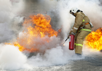 快訊》首爾「窄巷內」舊商業大樓陷火海 上百人灌救