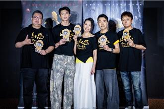 邱以太大銀幕全裸自豪屁股很翹 爆料媽媽林葉亭看片狂叫