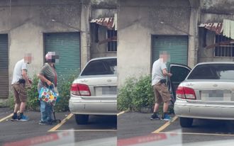 「拐杖翁」步履蹣跚上車 花8分鐘駛離停車場！網嚇喊：在哪