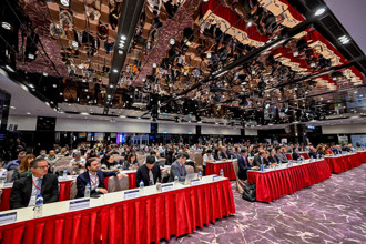 「2025全球AI赋能永续高峰会」首登台北 10国专家启动AI永续对话 跨界对谈AI与人类福祉、产业转型新挑战 首日吸引近400人共襄盛举