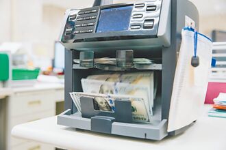 公债违约拉警报 BIS喊减债