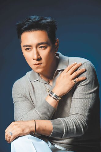 鄭人碩戴珠寶 嘻哈陽剛味