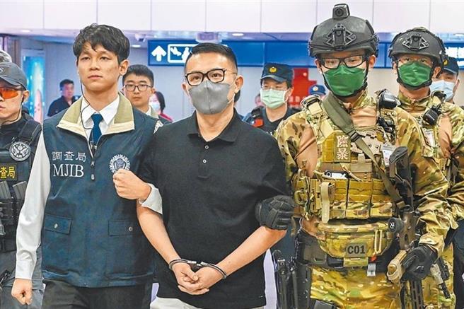 洗钱大亨郭哲敏（中）本周将宣判，北检突然搜索约谈疑似泄密的员警。（本报资料照片）