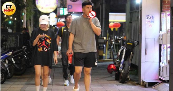 本月15日晚間卉妮與魏全被本刊直擊約會共進晚餐，兩人打扮休閒還穿著情侶鞋。（圖／本刊攝影組）