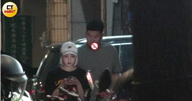 卉妮在滑手機時還會與男友分享手機中的內容，彼此間看來完全沒有秘密。（圖／本刊攝影組）