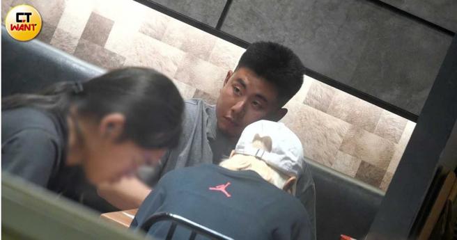 用餐過程中魏全不停地觀察四周東張西望。（圖／本刊攝影組）