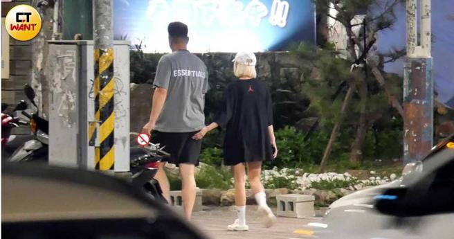 吃完飯在回程中，卉妮突然伸出左手摸了一把魏全的堅挺的運動員翹臀，小情侶在大街上也頗有情趣，然後開車返家。（圖／本刊攝影組）