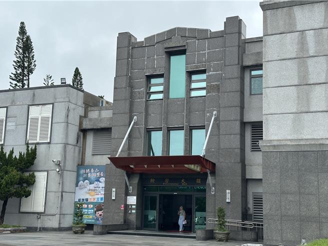 花蓮縣文化局長吳勁毅等人疑涉貪汙案，昨遭檢廉調帶回後訊問釐清案情後，檢方今天向花蓮地院聲押禁見。（羅亦晽攝）