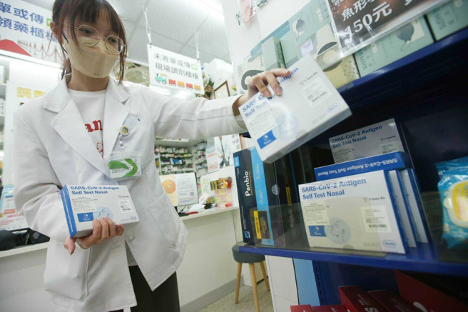 卫福部部长邱泰源今（28）日表示，已请厂商加制超过预估数量的新冠快筛试剂，预计很快就能在各大通路上购买。（示意图，记者赵双杰／摄影）