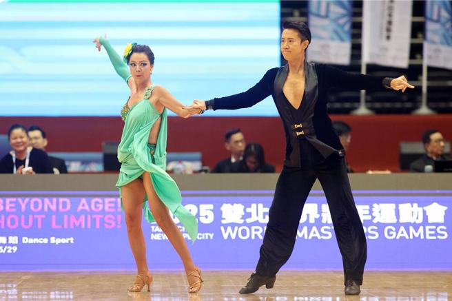 資深藝人高欣欣穿高衩綠色火辣戰袍，參加雙北世壯運拉丁舞項目，成功抱回銀牌。（杜宜諳攝）