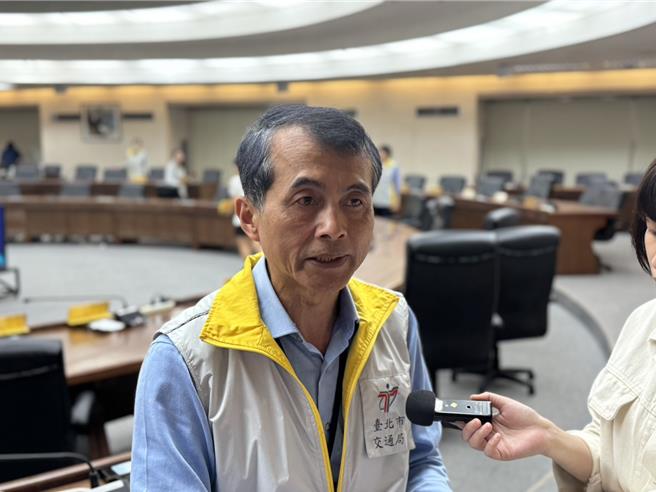 交通部长陈世凯表示无照驾驶拟修法加重惩处，台北市交通局长谢铭鸿表示乐见其成，并建议地方可强化执法频率，两者相辅相成才有吓阻力。（徐佑升摄）