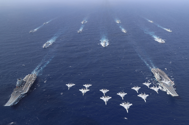 中方海軍「遼寧」艦和「山東」艦編隊去年10月首次開展雙航母編隊演練的資料照。（新華社）