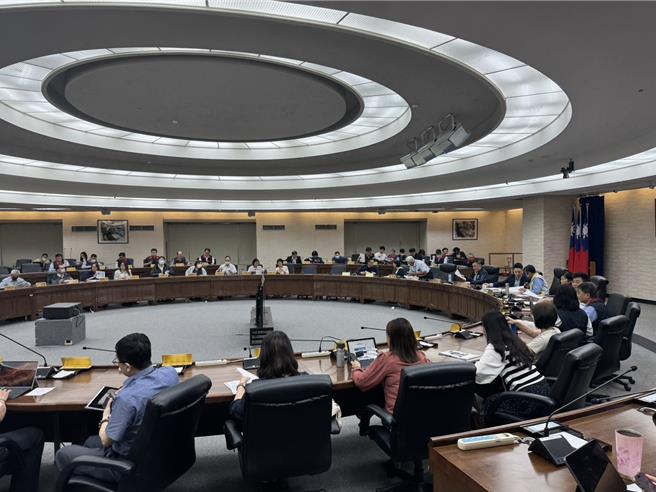 台北市政府28日舉辦道安會報，台北市1至4月交通事故死傷人數均較近3年下降，僅大同區死傷人數較同期增加。市長蔣萬安表示道安要繼續精進，因為「好事不出門、壞事傳千里」。（徐佑昇攝）