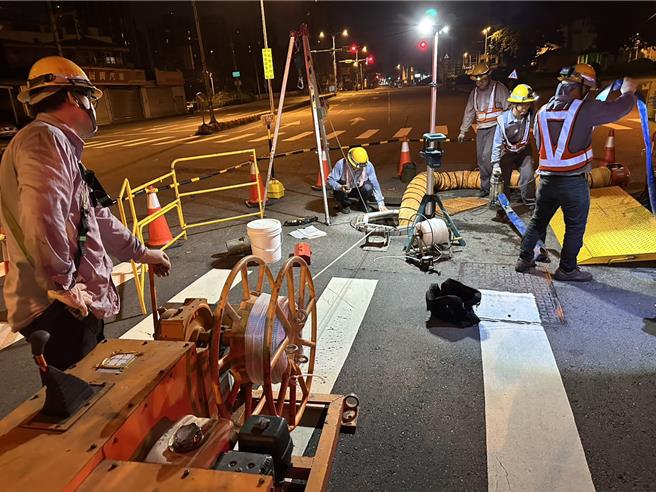 台電台中區處進行抽換地下電纜維護作業。（台電台中區處供／寶智華台中傳真）