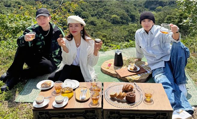 丁噹、鼓鼓與蕭秉治日前赴花蓮拍攝取景。（相信音樂提供）