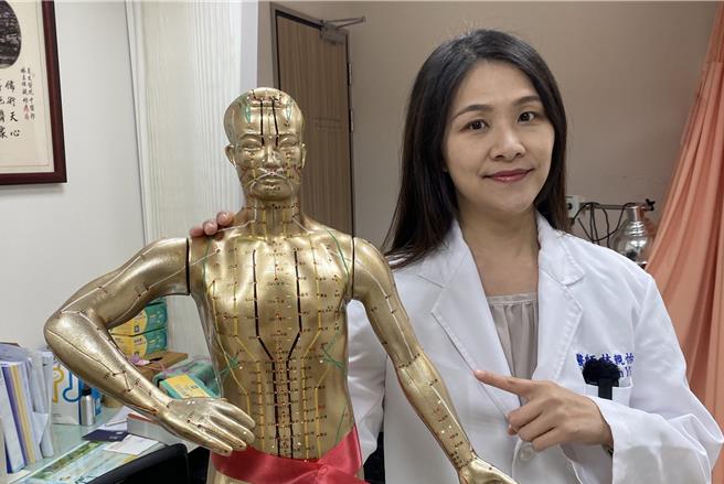 员荣医院中医部长林亲怡观察到新冠疫后久咳不癒患者增加，她说，「久咳不癒」除了中医用药治疗改善，生活作息正常也有助提升免疫力。（员荣医院提供／叶静美彰化传真）