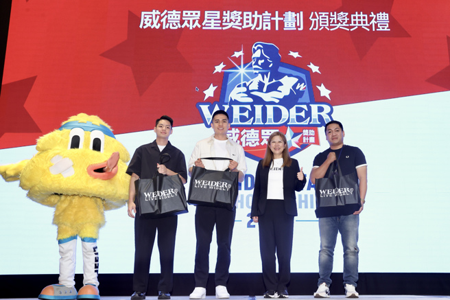 曾在HBL嶄露頭角，今朝在職籃舞台發光發燒的陳盈駿（中）、谷毛唯嘉（左2），28日出席威德眾星獎助規劃頒獎典禮，給學弟妹鼓勵。（高中體總供給）