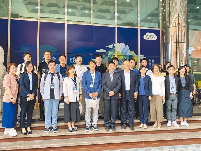 韩国江原道教育厅教育参访团来台参访康轩文教集团后合影。（康轩文教集团提供／王扬杰新北传真）