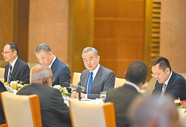 中共中央政治局委员、大陆外交部长王毅26日在北京集体会见非洲国家驻华使节并共同庆祝「非洲日」。（新华社）