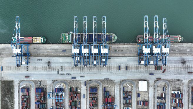 大陆官方将制定鼓励外资企业境内再投资等政策，稳定外贸发展。（新华社）