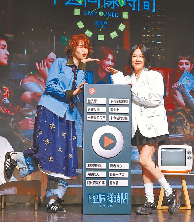 曾沛慈（左）27日举办发片记者会，苗可丽到场助阵。（陈俊吉摄）