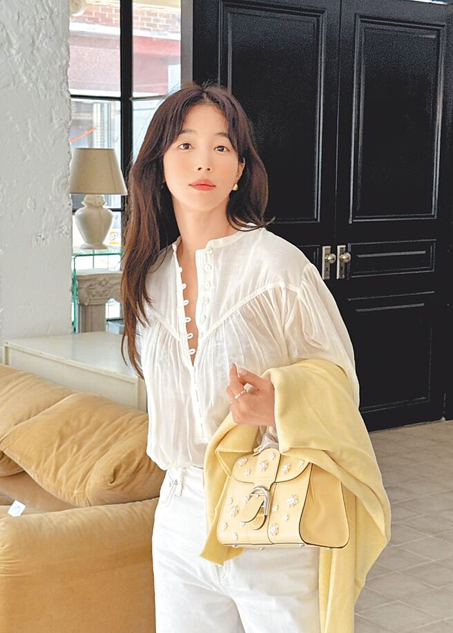 好久不见的奇恩世，同样选择Delvaux Brillant Mini手袋入镜。（摘自艺人IG）